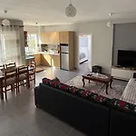 Lori's Seaside Modern 아파트