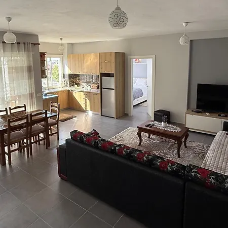Lori's Seaside Modern Apartment