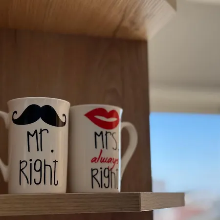 Lori's Seaside Modern شقة