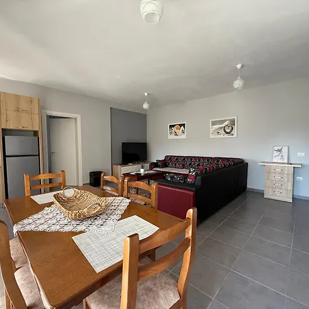 Lori's Seaside Modern Apartament