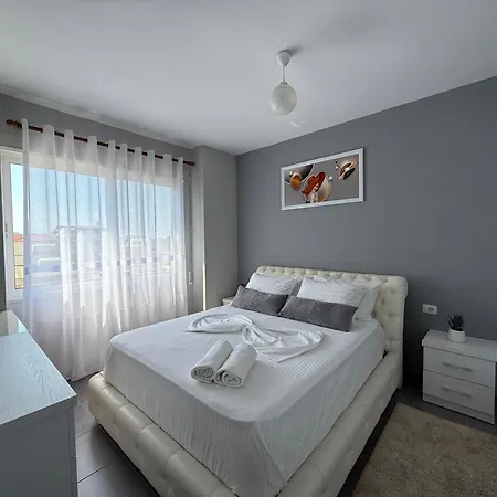 Lori's Seaside Modern Apartment *